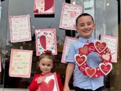 Los habitantes de Sarato envían mensajes de amor a través de los escaparates de las tiendas – The Mercury News