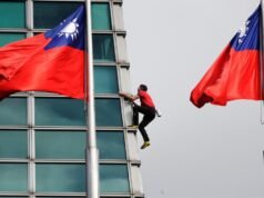 El escalador “Free Solo” Alex Honnold asciende al rascacielos Taipei 101