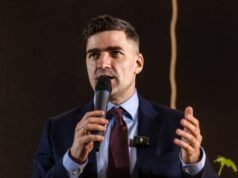 Los diputados de AfD dan la bienvenida al líder de extrema derecha Sellner al parlamento regional