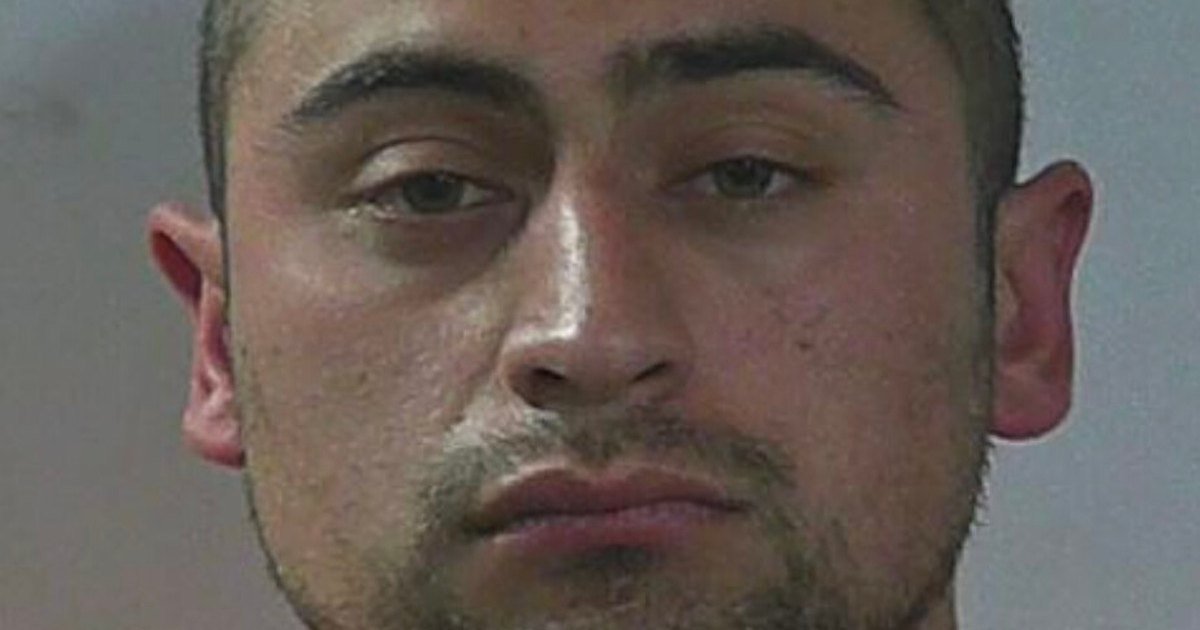 Papá envió a 5 niños “fuera” del auto para poder estrangular a su madre embarazada en el asiento trasero durante un viaje de campamento