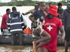 La gente se aferra a las copas de los árboles mientras las “peores inundaciones en una generación” azotan Mozambique