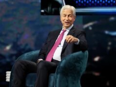 El director ejecutivo de JPMorgan, Jamie Dimon, recibió un aumento de 4 millones de dólares, mientras que el paquete salarial para 2025 alcanza los 43 millones de dólares.