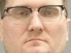 Michael McKee, acusado de matar a una pareja de Ohio, permanece inmóvil durante su comparecencia ante el tribunal