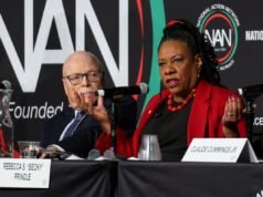 Maestros calientan junto a una hoguera partidista