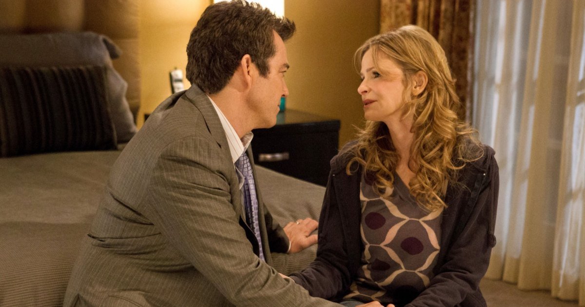 Jon Tenney y Kyra Sedgwick en The Closer