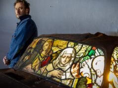 Este artista transformó los Porsche quemados por los incendios de Los Ángeles en un símbolo de esperanza