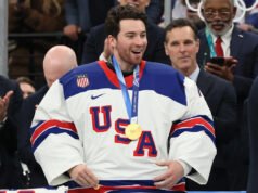 Jeremy Swayman admite que el equipo de hockey masculino de EE. UU. “debería haber reaccionado de manera diferente” al controvertido momento de la llamada de Trump