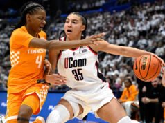 El No. 1 UConn rompe un juego cerrado contra el No. 15 Tennessee para lograr una paliza de 30 puntos para mejorar a 23-0