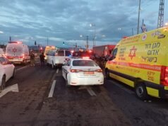 Un palestino choca un camión contra un vehículo policial en Cisjordania y un policía resulta herido