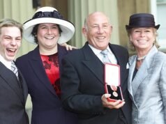 El hijo de Stirling Moss afirma que su madre ‘despilfarró y robó’ millones de libras destinadas a él