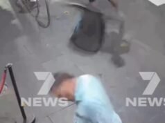 Mira el momento en que un hombre queda noqueado por una silla en una salvaje pelea en un club de striptease