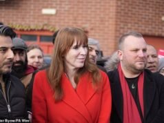 Elecciones parciales ‘para decidir el destino de Starmer’ mientras Angela Rayner emprende la campaña electoral después de acumular un ‘botín de guerra de £1 millón’ para su candidatura al liderazgo, mientras los aliados de Andy Burnham están enojados por las sesiones informativas ‘invalentas’ del número 10