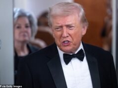 Trump, vestido de esmoquin, lanza su última amenaza a Irán a bordo del Air Force One, diciendo que “barcos grandes y poderosos” están en camino