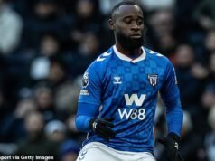 Jean-Philippe Mateta muestra frustración por el retraso en la transferencia del AC Milan, el Liverpool busca fortalecer la defensa mientras el Chelsea se asegura de las conversaciones con Jeremy Jacquet: MIRAR DE VENTANA