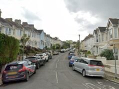 Mujer de alrededor de 70 años encontrada muerta en su casa de Devon mientras la policía investiga si la muerte de un hombre a 150 millas de distancia está relacionada