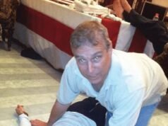 Mujer misteriosa tirada en el suelo debajo de Andrew Mountbatten-Windsor en la mansión de Jeffrey Epstein en Nueva York ‘es víctima de tráfico sexual’