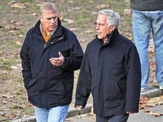 Andrew acosó descaradamente a Jeffrey Epstein para que le permitiera quedarse en sus casas multimillonarias en París y Nueva York, y se benefició de los coches y conductores de los pedófilos.
