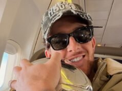 ¡Él tiene el brillo! La estrella australiana de la NFL, Michael Dickson, posa con el Trofeo Vince Lombardi después de su victoria en la Superbowl, mientras lleva puesto un reloj valorado en 80.000 dólares.