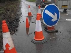 Un ‘enorme’ bache daña 30 coches en una noche y deja a decenas de conductores varados