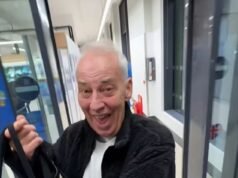 Michael Barrymore se llena de chocolate en el extraño video musical ‘Munchies run’ después de convertirse en una estrella de TikTok