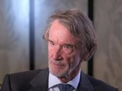 Gran Bretaña ha sido “colonizada” por inmigrantes que “cuestan demasiado”, dice el copropietario del Manchester United, Sir Jim Ratcliffe.