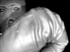 Los investigadores de Nancy Guthrie encuentran un guante negro cerca de su casa que se parece al que usó el secuestrador en las aterradoras imágenes de la cámara del timbre.