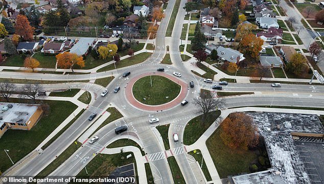 106346333-15543073-Chicago_has_embraced_constructing_roundabouts_and_traffic_circle-a-5_177107347523.jpeg