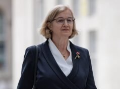 Las escuelas DEBEN informar a los padres si sus hijos quieren cambiar de género, dice el jefe de educación mientras el Partido Laborista publica nuevas reglas trans para las aulas