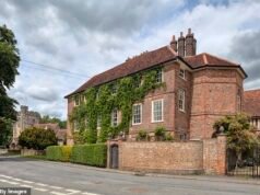 Una pareja de influencers se vio obligada a disculparse con su pueblo tras ser acusada de causar grandes trastornos a los vecinos con renovaciones “llamativas” en su mansión de 6 millones de libras.