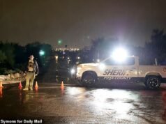 La policía ‘saca a un hombre y una mujer de su casa’ durante una redada SWAT en una propiedad en busca de la desaparecida Nancy Guthrie