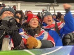 La prometida de Matt Weston se pone nerviosa al ver la carrera por la medalla de oro de la estrella del equipo GB, antes de comenzar emotivas celebraciones con su familia.