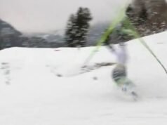 Una esquiadora de fondo sueca se vio obligada a competir en el relevo olímpico de invierno con ONE SKI después de una dramática caída, ¡y su entrenador no logra entregarle un reemplazo!