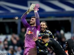 Birmingham 1-1 Leeds: Daniel Farke desafía a su equipo a convertirse en leyendas del club al ganar la Copa FA después de sobrevivir a un susto en St Andrews