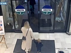 Momento impactante: un niño secuestra a un hombre mientras estaba en un supermercado en Italia