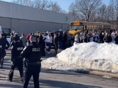 Una niña muere y cuatro personas son trasladadas al hospital después de que un hombre armado abriera fuego durante un partido de hockey de una escuela secundaria de Rhode Island