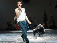 Actor atacado por el público mientras pronunciaba un discurso de extrema derecha en un teatro alemán