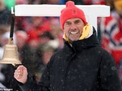 Jurgen Klopp consigue un papel sorpresa en los Juegos Olímpicos de Invierno, y el legendario exjefe del Liverpool deja su huella en la medalla de biatlón en Milán Cortina