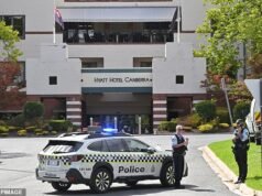 El escuadrón antiexplosivos se apresura al hotel Hyatt Canberra después de que arrojaran objetos por las ventanas