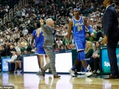 El entrenador de UCLA, Mick Cronin, expulsa a su propio jugador por falta flagrante al final de la derrota ante Michigan State.