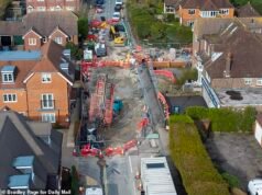 El sumidero de Surrey sigue sin repararse después de más de un año de evacuación de familias, cierre de tiendas y destrucción del pueblo.