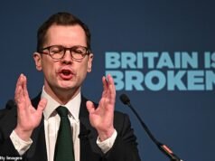 ¿Mantendrá el Partido Reformista el triple bloqueo de las pensiones? Robert Jenrick muestra su apoyo diciendo que el partido siempre cuidará de las personas mayores, pero Farage dice que su futuro está “en debate”