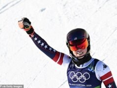 La esquiadora estadounidense Mikaela Shiffrin rompe a llorar cuando finalmente gana otra medalla de oro en los Juegos Olímpicos de Invierno de Milán.