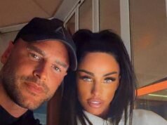 Katie Price, de 47 años, afirma que va a “tener un bebé” con su nuevo marido, Lee Andrews, mientras califica a su ex de “troll sin importancia” y se jacta de “soy la mujer femenina que se merece” en una perorata extraordinaria.