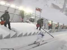 La estrella olímpica del equipo de EE. UU. evita por poco un terrible accidente después de chocar con un soplador de hojas durante un salto de esquí a alta velocidad