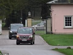 Andrés arrestado encerrado en una celda como un plebeyo: lo que vivirá bajo custodia policial el primer miembro de la realeza arrestado en los tiempos modernos