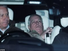 Andrew, con un aspecto demacrado, avergonzado y atormentado, es liberado de la custodia policial 11 horas después de que su arresto hundiera a la monarquía moderna en su mayor peligro.