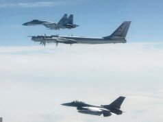 Aviones de combate estadounidenses despegan mientras se ven cinco aviones de combate rusos dirigiéndose hacia Alaska.