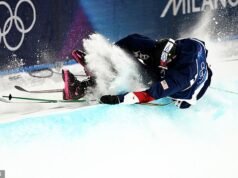 Horrible momento en el que la estrella de esquí estadounidense se desplomó tras estrellarse cuando estaba a segundos de ganar una medalla de oro en los Juegos Olímpicos de Invierno.