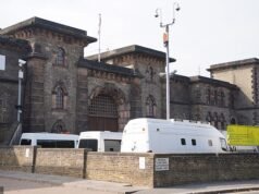 A los prisioneros se les dio un despertador para que pudieran despertarlos suavemente cada mañana, en lugar de que los agentes los despertaran sobresaltados golpeando las puertas de las celdas.