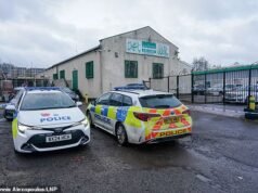 Un adolescente muere apuñalado delante de la mezquita y otros dos resultan heridos en disturbios durante el Ramadán